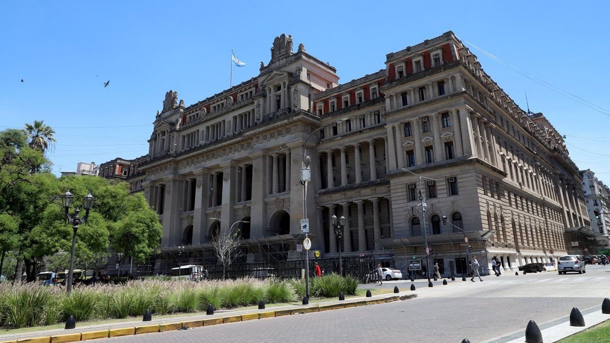 Presentan una acción judicial para frenar el decreto que cambió las reglas para nombrar jueces de la Corte