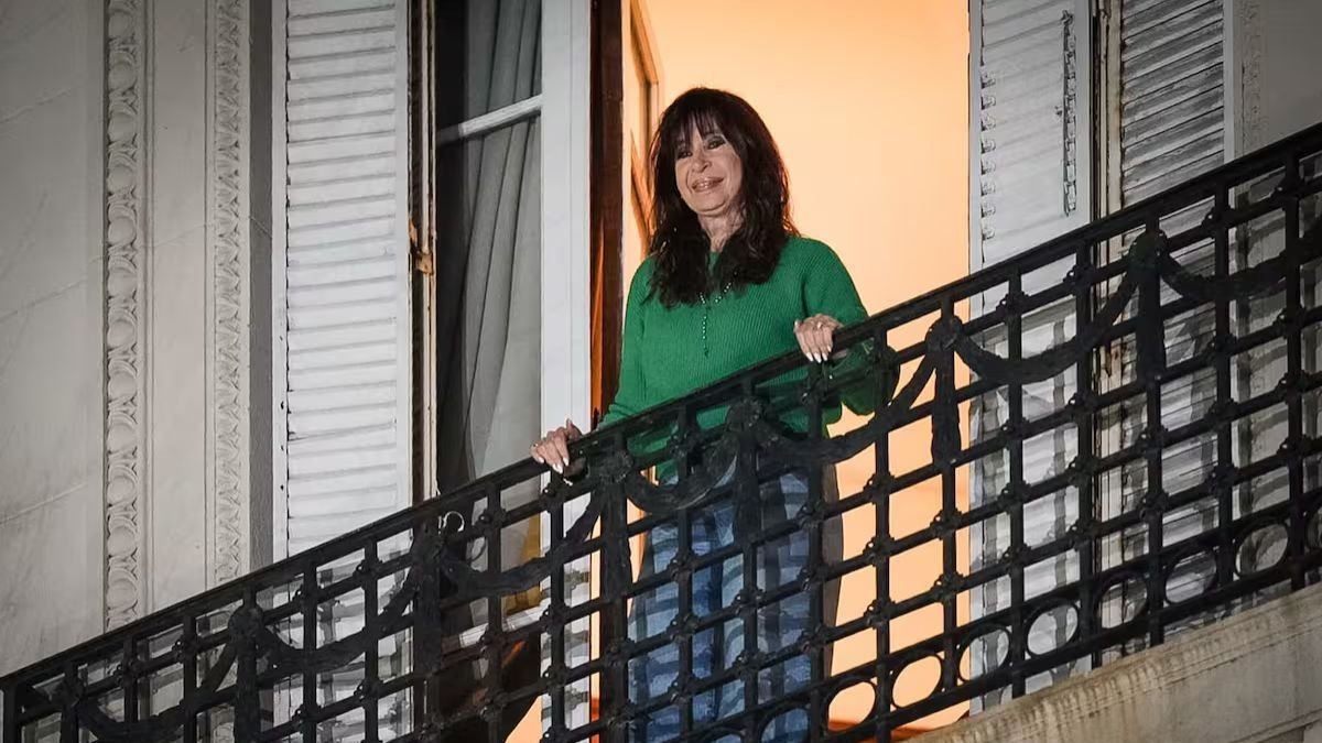Por el aniversario de su detención de Cristina Fernández de Kirchner, se convocó un banderazo en Parque Lezama
