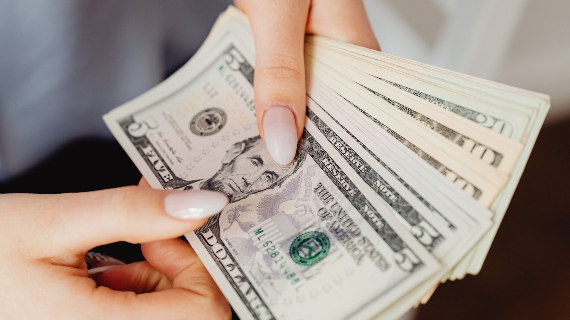 En medio de una jornada tensa en los mercados, el dólar creció hasta los $ 1.460 y el riesgo país subió a 435