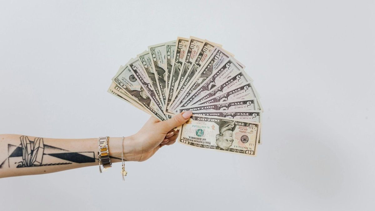 Ahorro en dólares: la sencilla regla que utilizan los millonarios para potenciar su fortuna