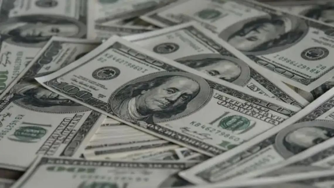 Analistas anticipan un ajuste gradual del dólar en los próximos meses
