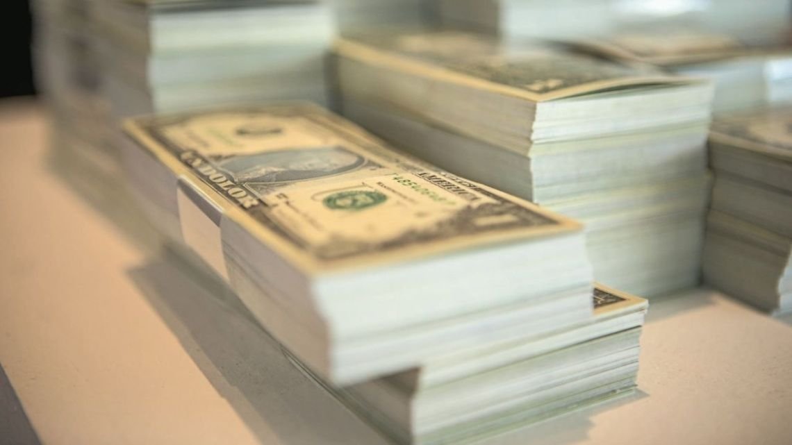 La economía muestra señales mixtas: cae la actividad, sube el dólar y crecen las dudas sobre la recuperación
