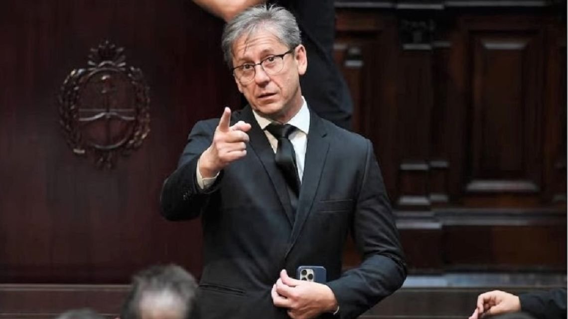 Un senador aliado contra Manuel Adorni: "Yo lo hubiese separado de inmediato del cargo"