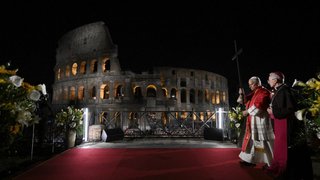 El papa León XIV cargó la cruz en todo el Vía Crucis y dejó un fuerte mensaje contra la violencia