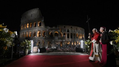 El papa León XIV cargó la cruz en todo el Vía Crucis y dejó un fuerte mensaje contra la violencia