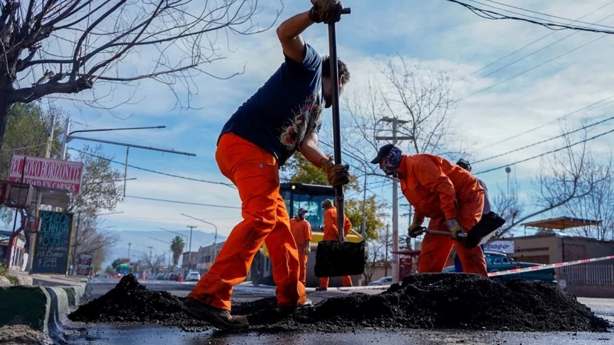 Elevada carga impositiva: los municipios cobran 82 tipos de tasas pese a los reclamos de Luis Caputo