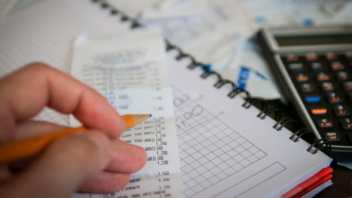 Aguinaldo 2026: el 39% de los argentinos lo usará para pagar deudas y gastos corrientes
