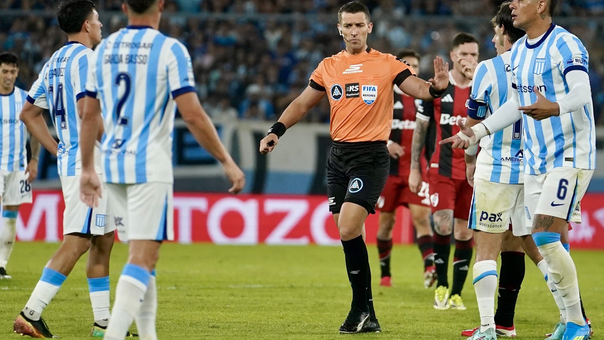 Costas y Rojo estuvieron cara a cara tras la expulsión en el clásico con River: ¿volverá a jugar en Racing tras otra indisciplina?