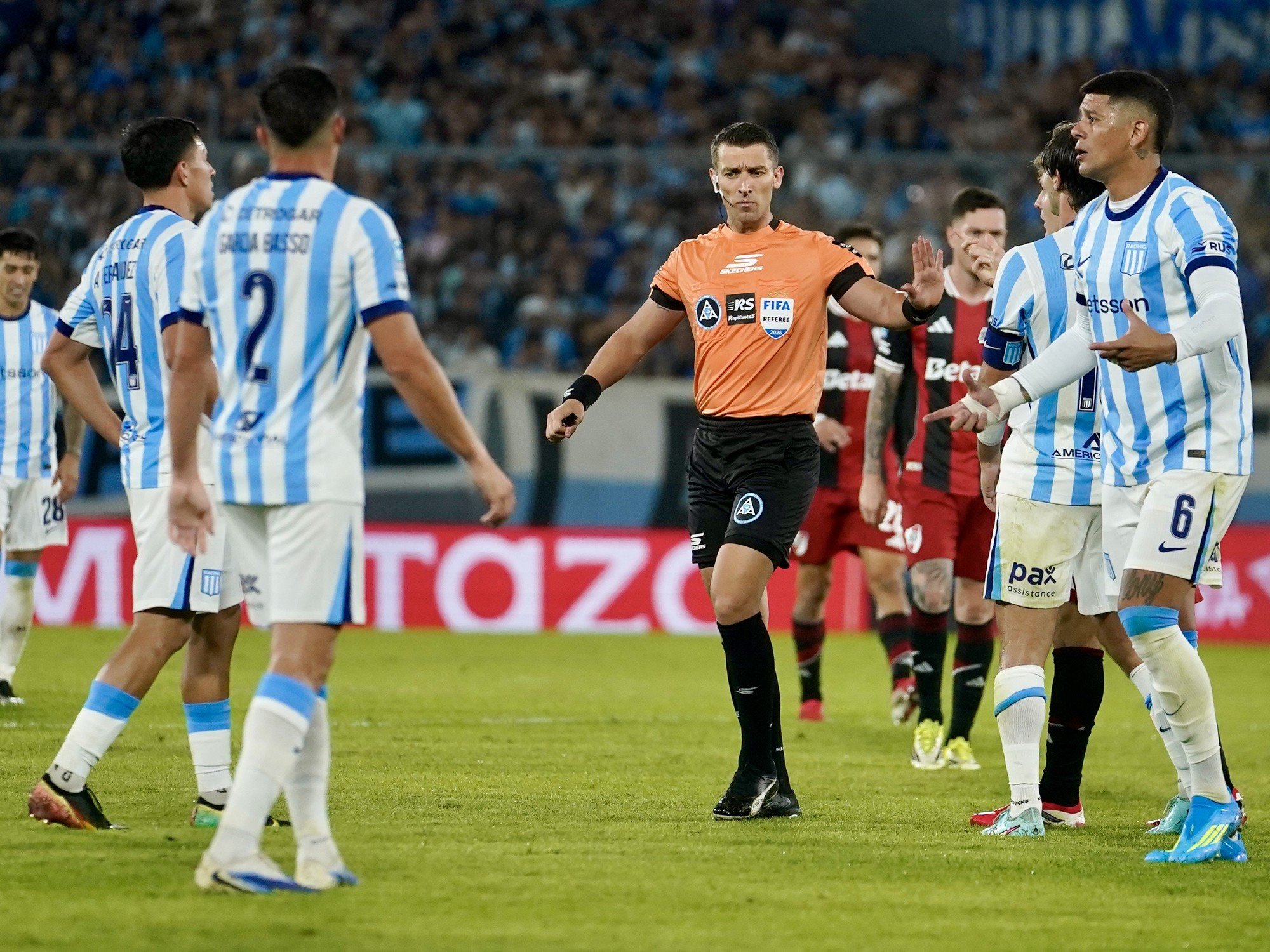 Costas y Rojo estuvieron cara a cara tras la expulsión en el clásico con River: ¿volverá a jugar en Racing tras otra indisciplina?