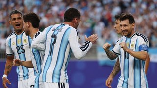Con un Messi histórico, Argentina arrancó la defensa del título con una goleada ante Argelia