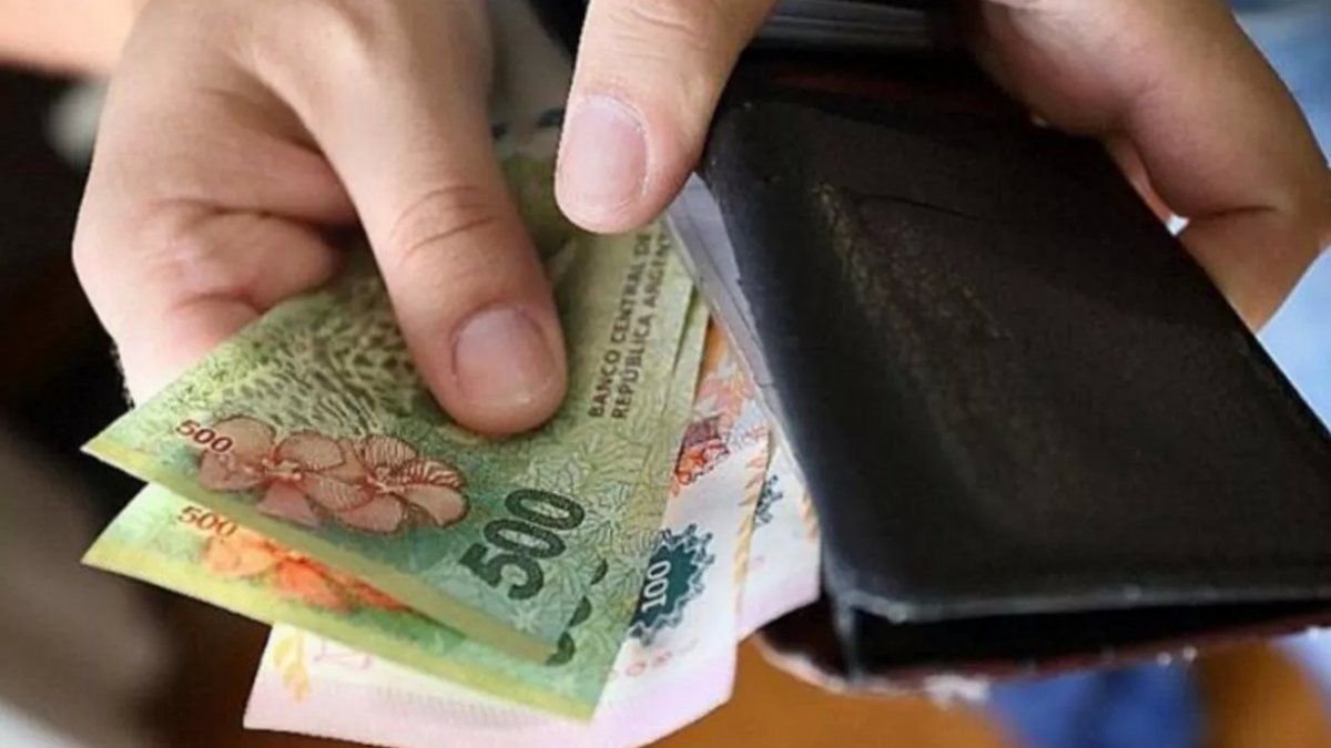 El ingreso disponible de los argentinos cortó una racha de cinco caídas al hilo en abril