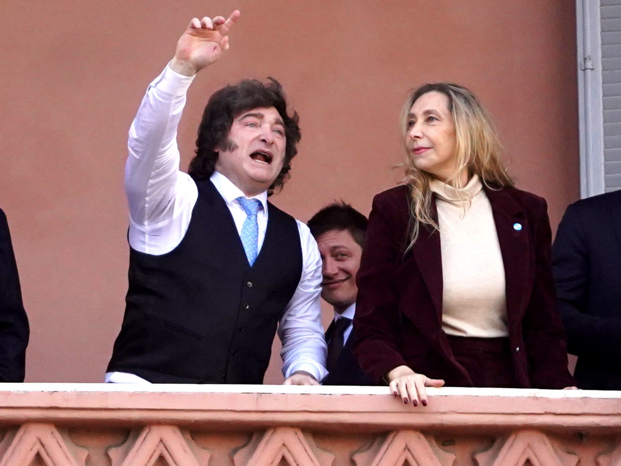 Mientras los Milei, los Menem y Santiago Caputo buscan silenciar la interna con fotos y números económicos, en Provincia avanza la pelea legal por los afiliados