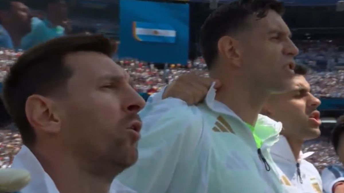 A pura emoción: cómo cantaron el Himno Nacional los jugadores de la Selección antes de la final ante España