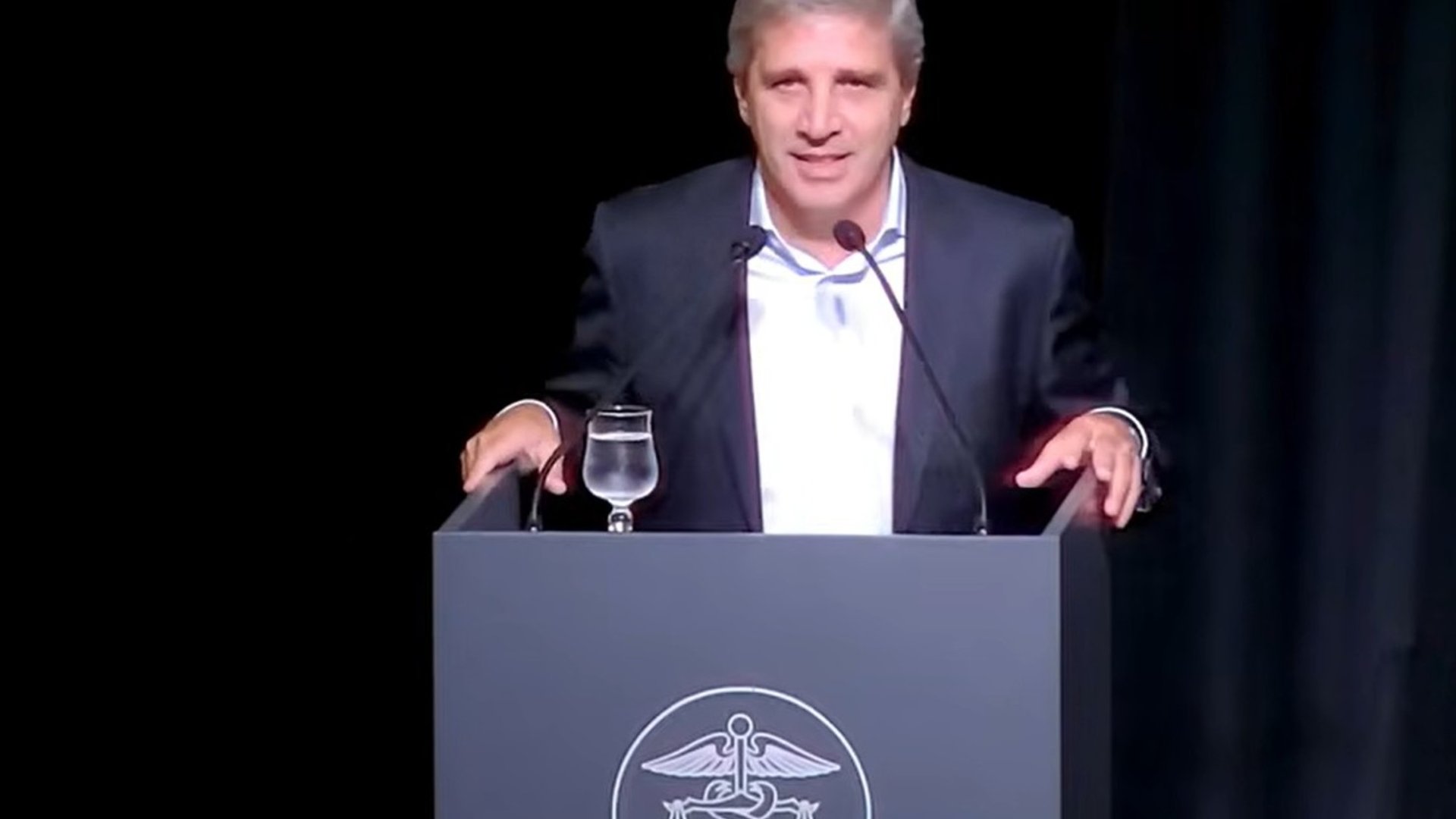 "Me dan ganas de cagarlos a patadas en el culo": el exabrupto de Caputo contra los economistas que piden devaluar