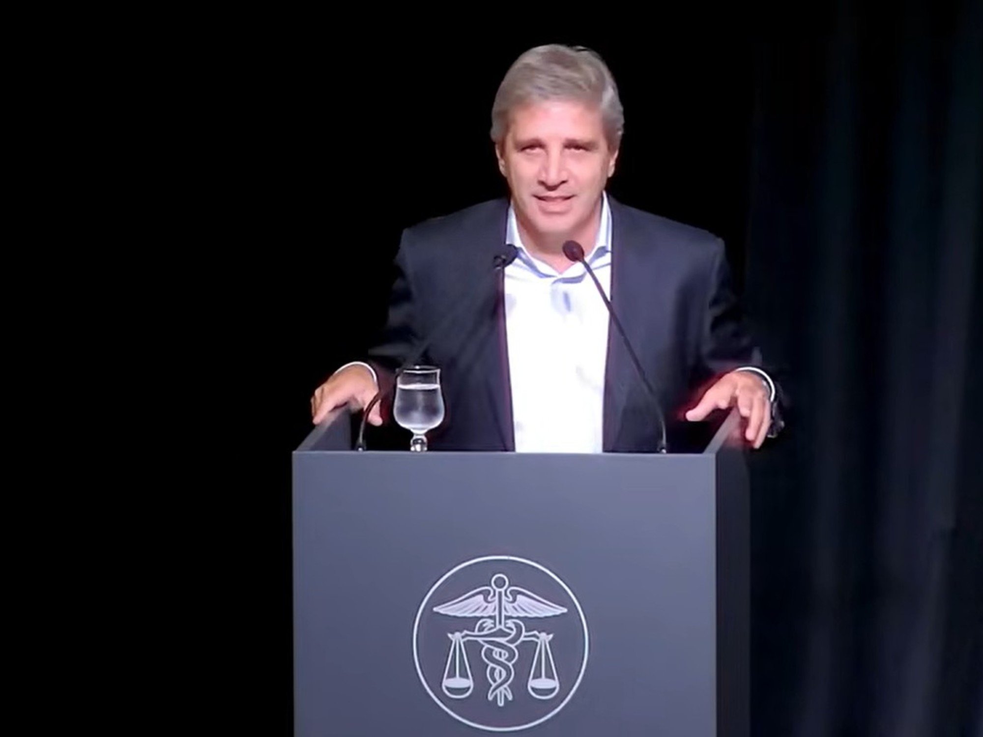 "Me dan ganas de cagarlos a patadas en el culo": el exabrupto de Caputo contra los economistas que piden devaluar