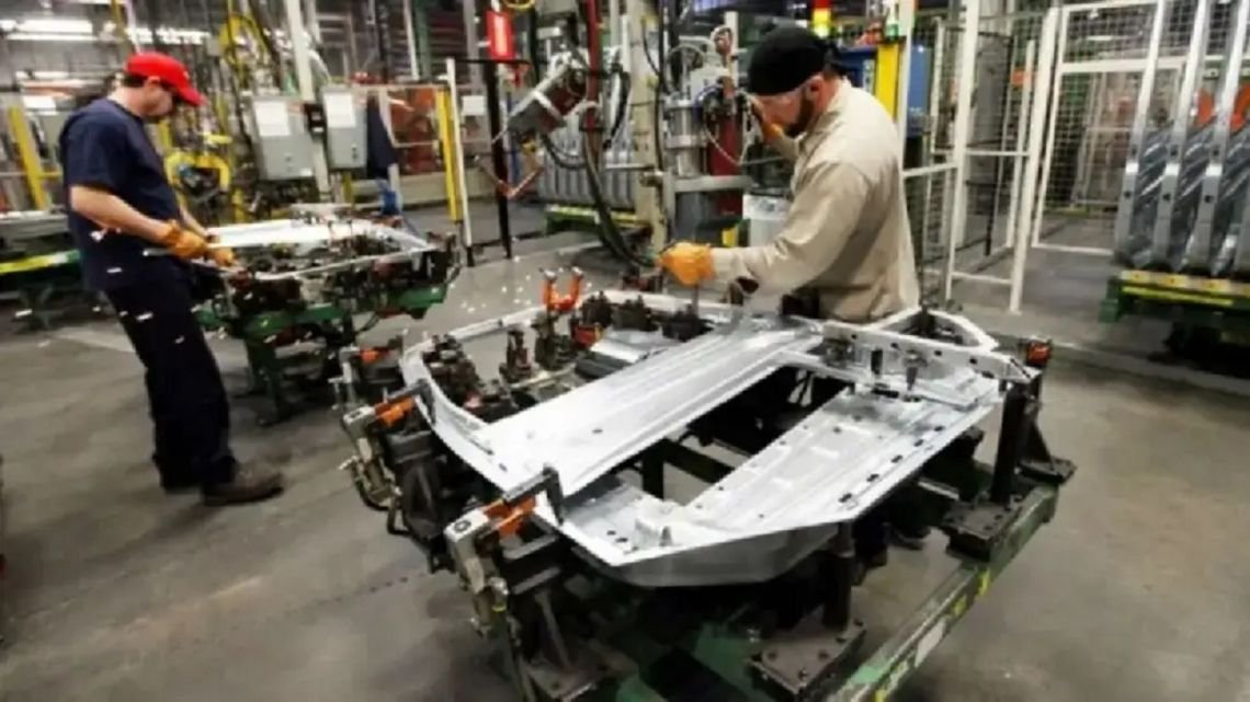 El derrumbe del empleo registrado por la crisis de las pymes generó alarma por los efectos colaterales del plan Caputo