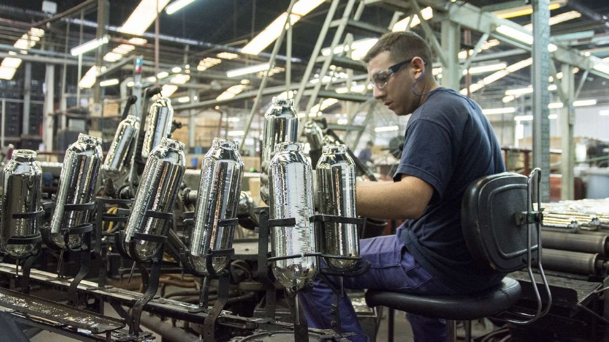 La industria volvió a caer en mayo y algunos sectores operan hasta 30% abajo de 2022