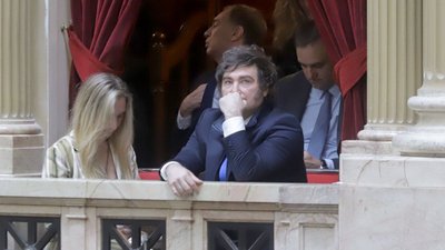 El desgaste aceleró la interna libertaria: el cortafuego Adorni, la oposición espera y las señales mixtas de la economía