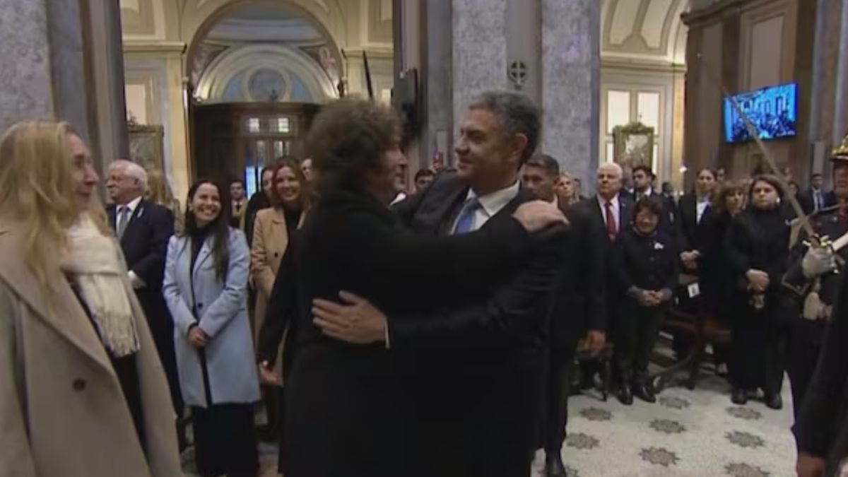 Tras ignorarlo el año pasado, Javier Milei saludó con un abrazo a Jorge Macri en el Tedeum