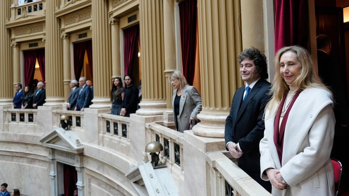 Javier Milei en el Congreso: aplausos, cruces con la prensa y el apoyo incondicional a Manuel Adorni