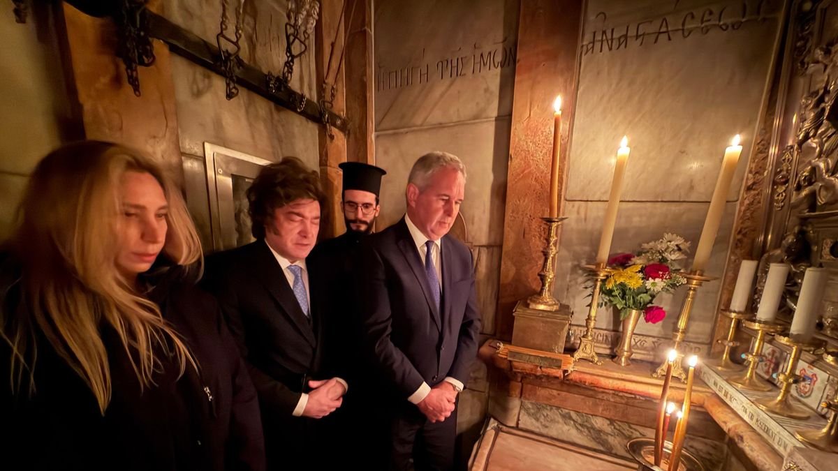 Javier Milei homenajeó al papa Francisco en su visita a la Iglesia del Santo Sepulcro