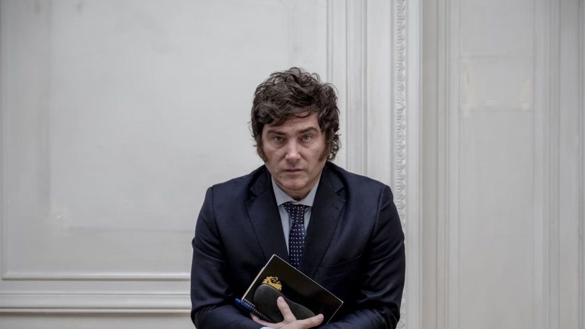 Volvió a caer la imagen positiva de Javier Milei y quedó fuera del top 3