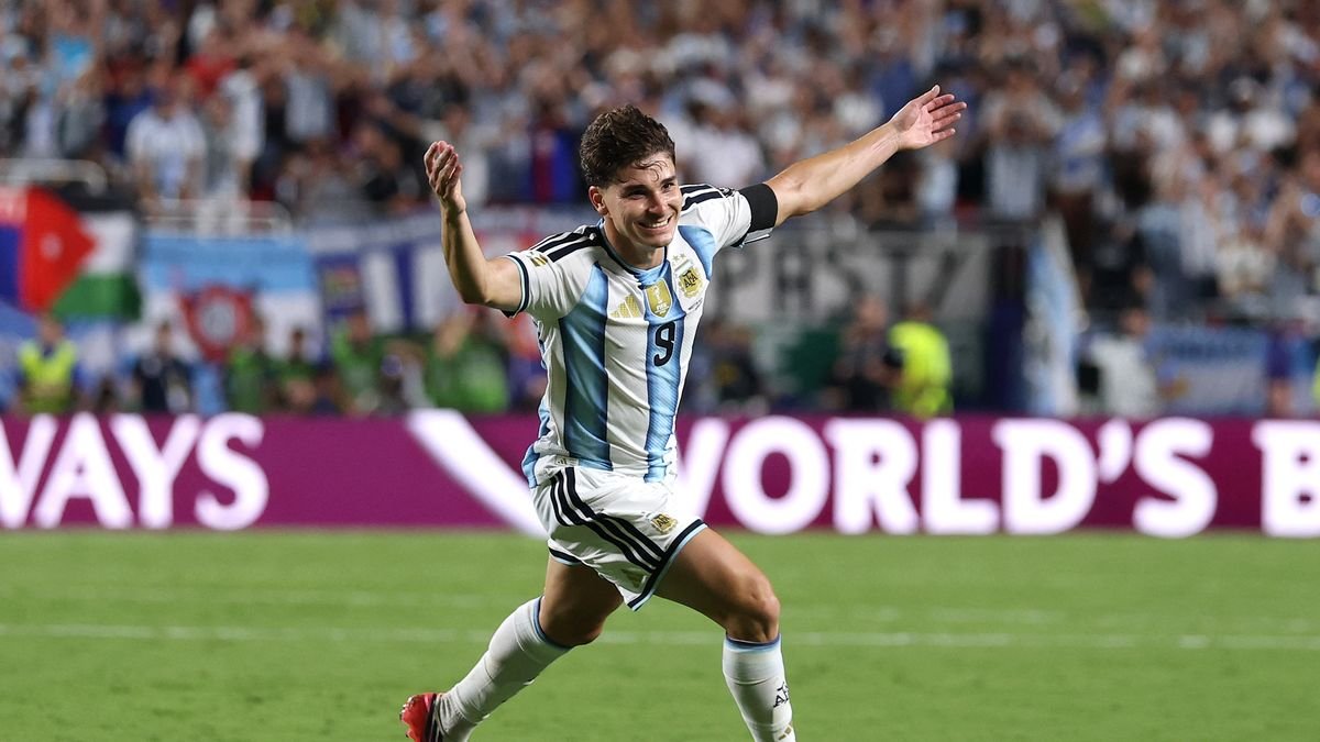 Un gigante de la Premier League va a la carga por Julián Álvarez, la figura de la Selección ante Suiza