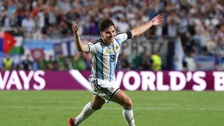 Un gigante de la Premier League va a la carga por Julián Álvarez, la figura de la Selección ante Suiza