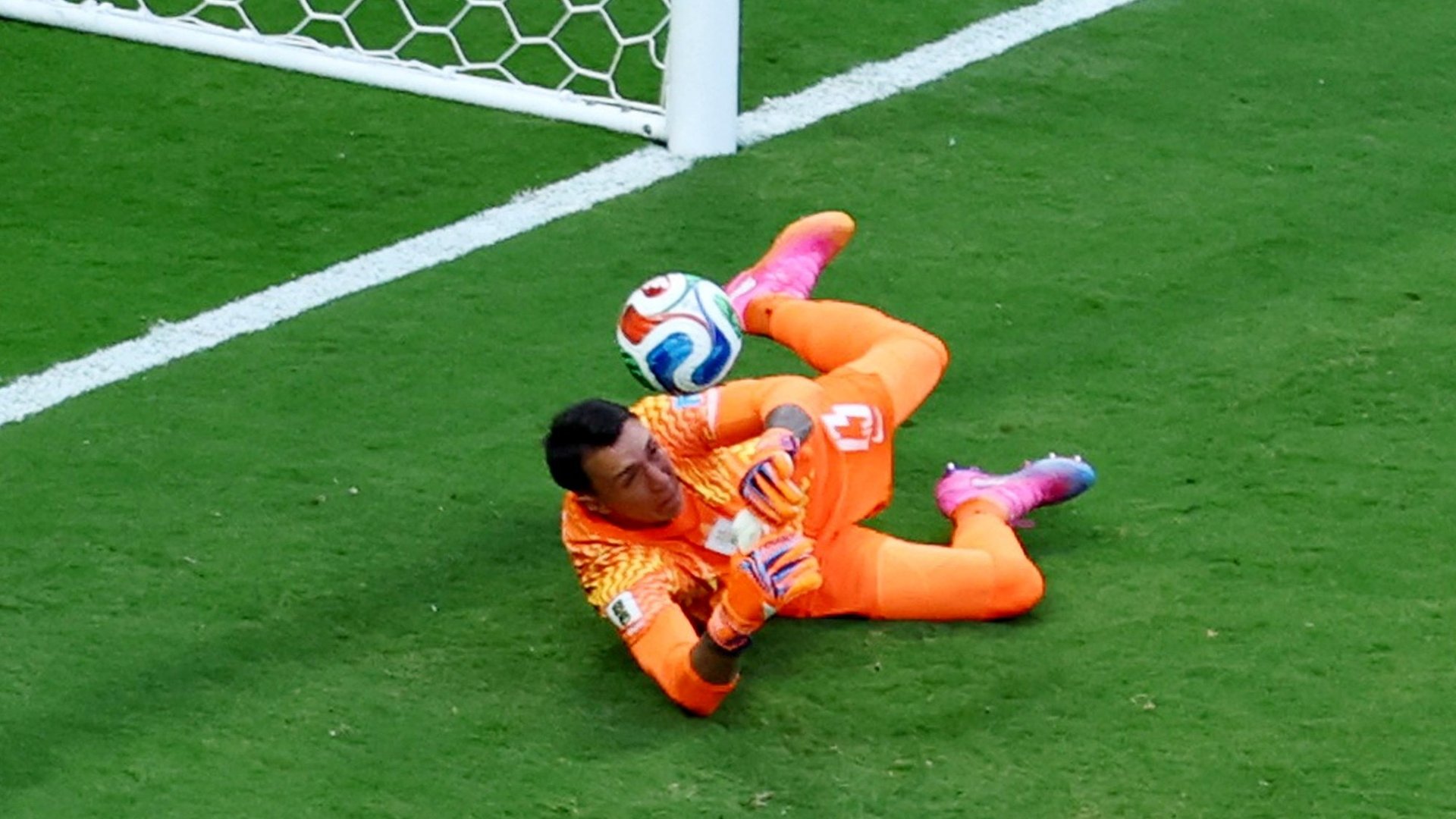 Fernando Muslera cometió otro grosero error y Bielsa lo sacó para el segundo tiempo: su floja respuesta permitió el gol de España