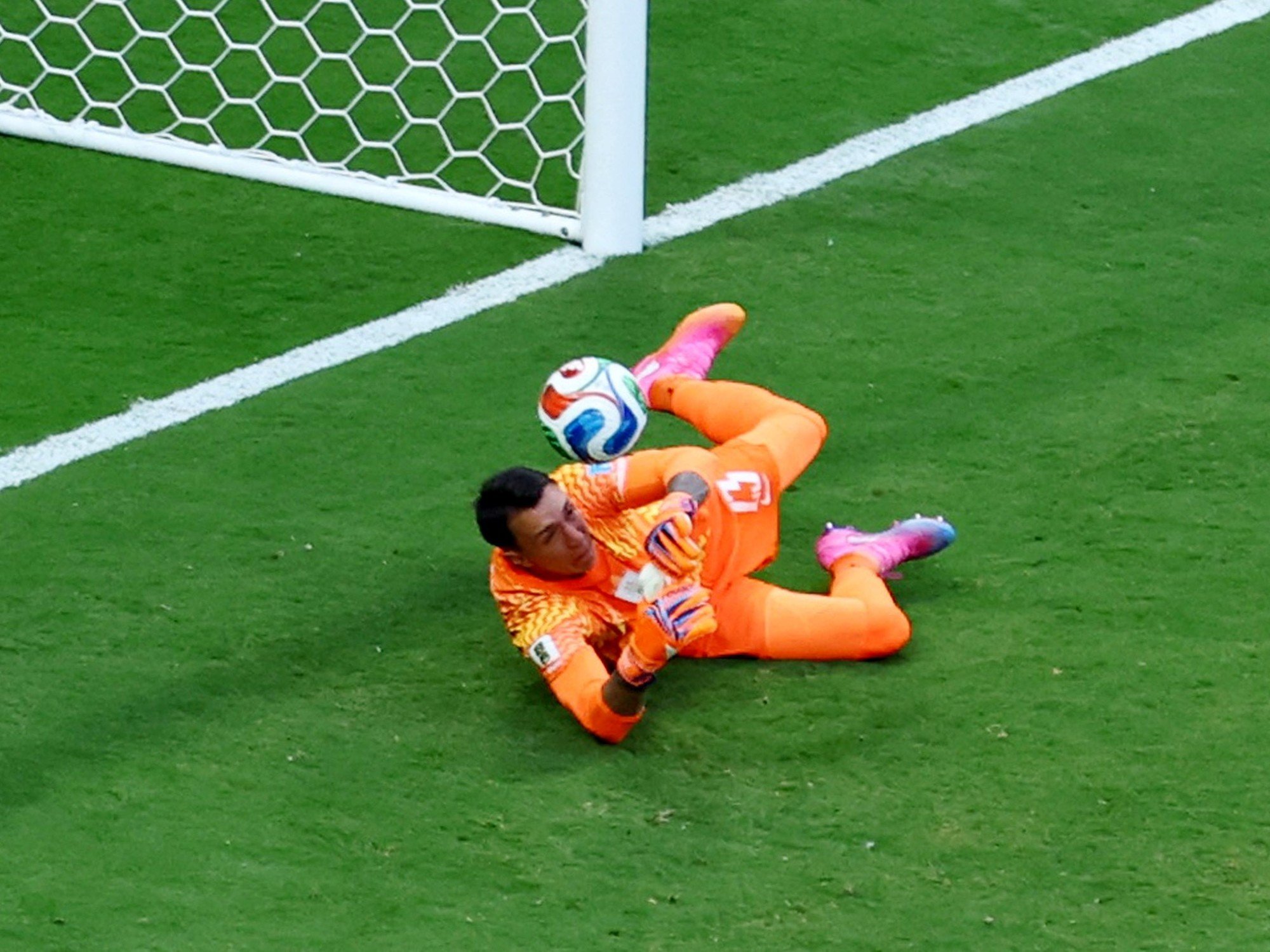 Fernando Muslera cometió otro grosero error y Bielsa lo sacó para el segundo tiempo: su floja respuesta permitió el gol de España