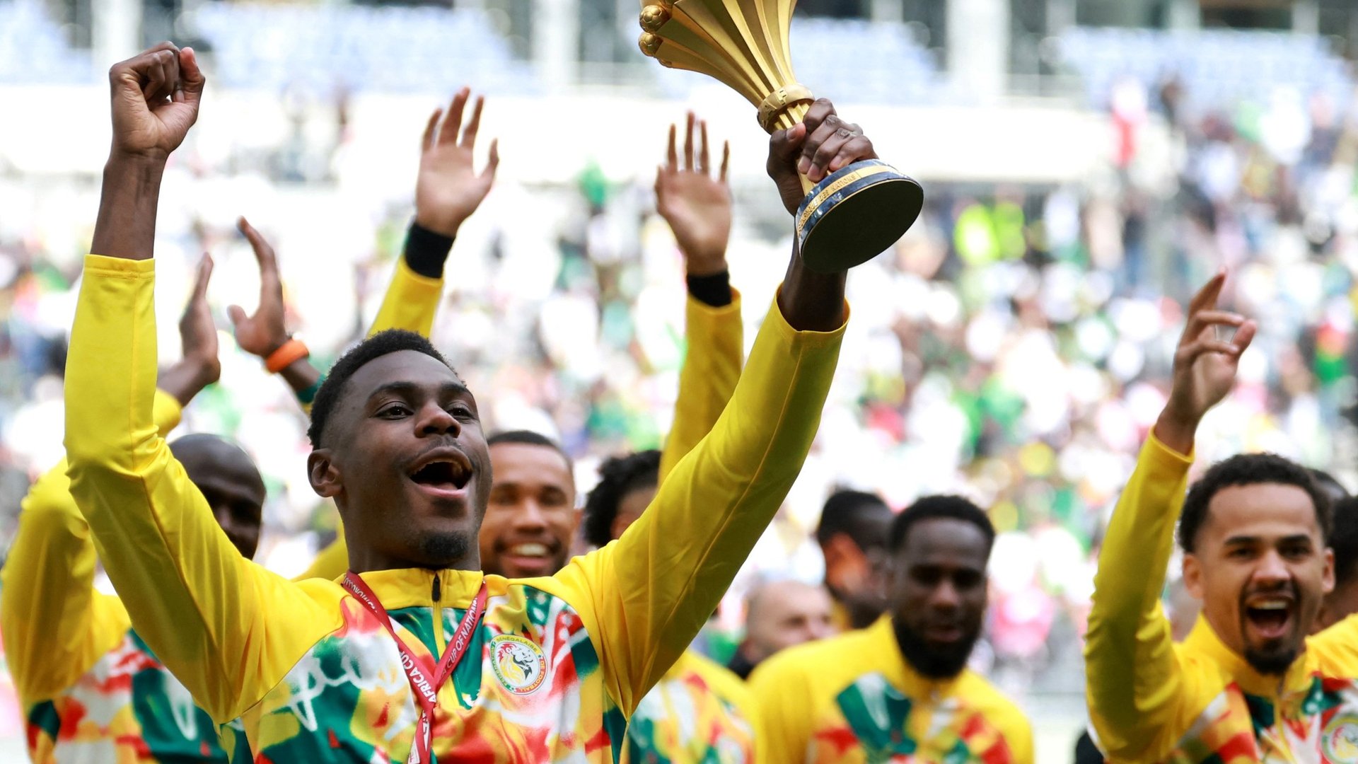 Senegal se paró de manos y paseó ante sus hinchas en París el trofeo de la Copa Africana de Naciones que le quieren sacar