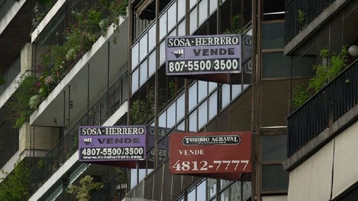 Las escrituras de compraventa de viviendas en febrero cayeron 17% en CABA