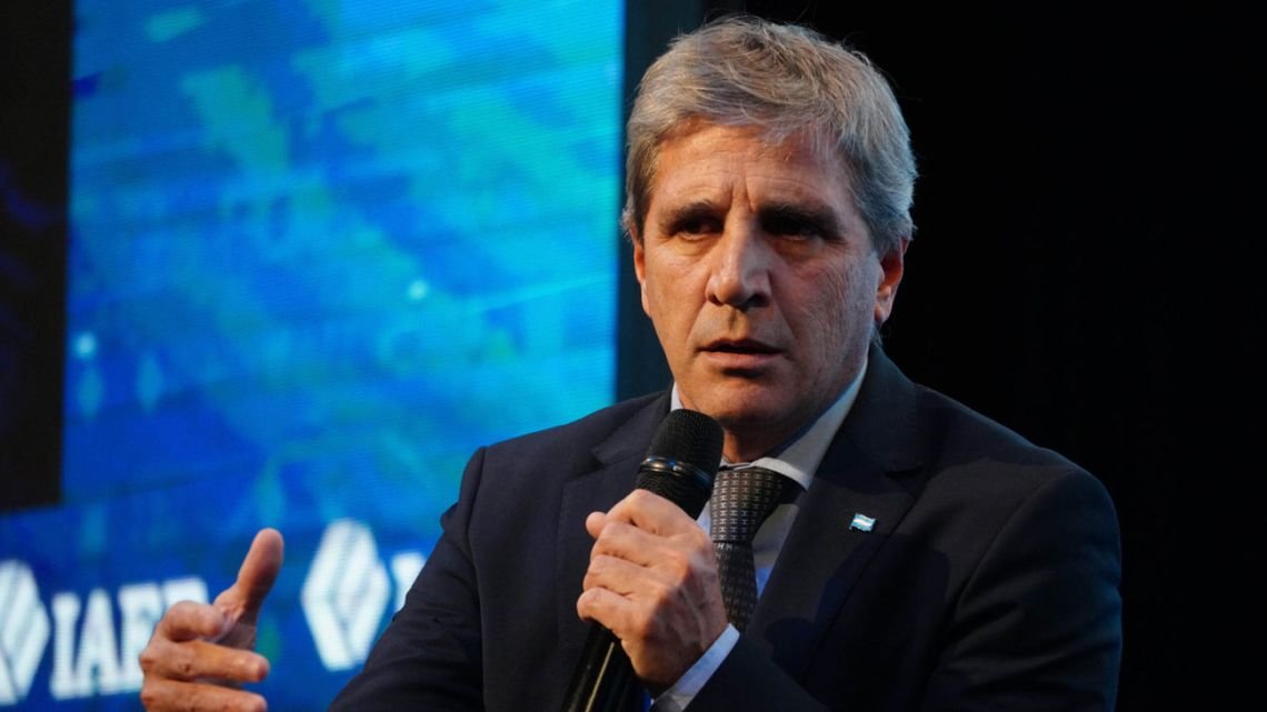 Caputo presenta el plan para cubrir la deuda hasta 2027