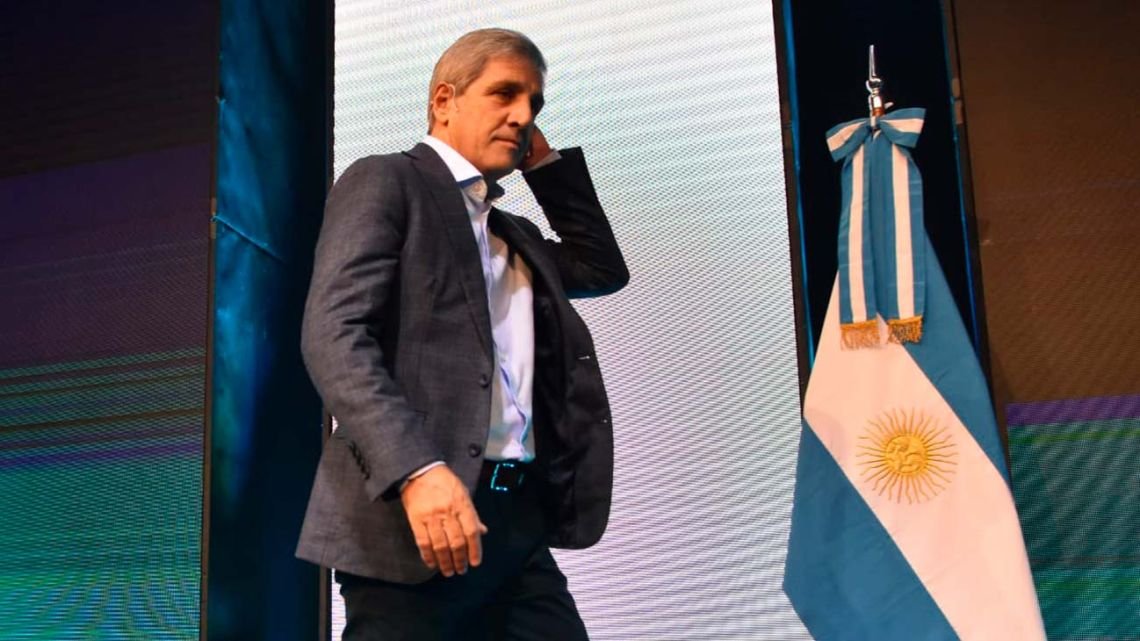 Aun con el aval de Fitch al plan económico, Luis Caputo resiste la presión de inversores y no saldrá al mercado internacional