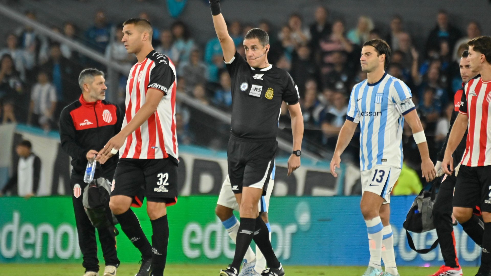 Racing estalló contra el arbitraje: roja a los 5 minutos, gol y cánticos contra Claudio Chiqui Tapia