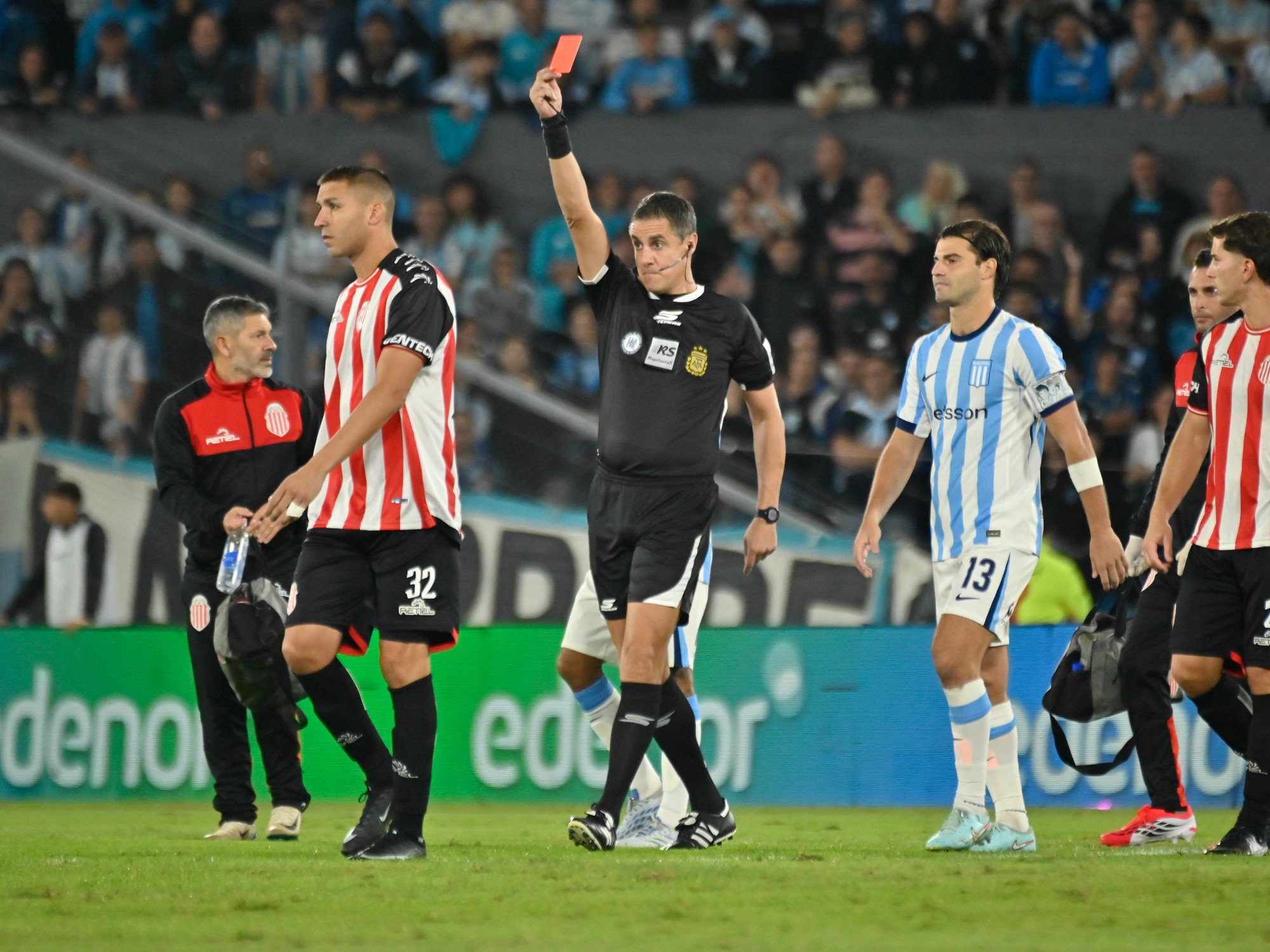 Racing estalló contra el arbitraje: roja a los 5 minutos, gol y cánticos contra Claudio Chiqui Tapia