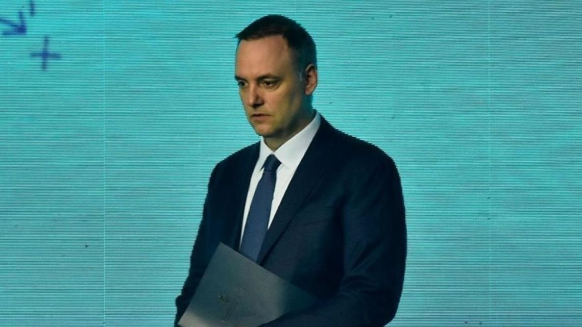 Manuel Adorni ubicó a su círculo íntimo en el Correo Argentino con sueldos que superan al de Javier Milei