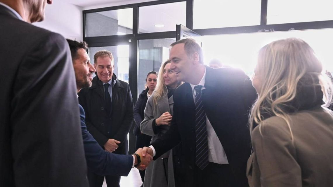Manuel Adorni reapareció junto a Karina Milei en la inauguración de un centro automotriz y le pegó al kirchnerismo