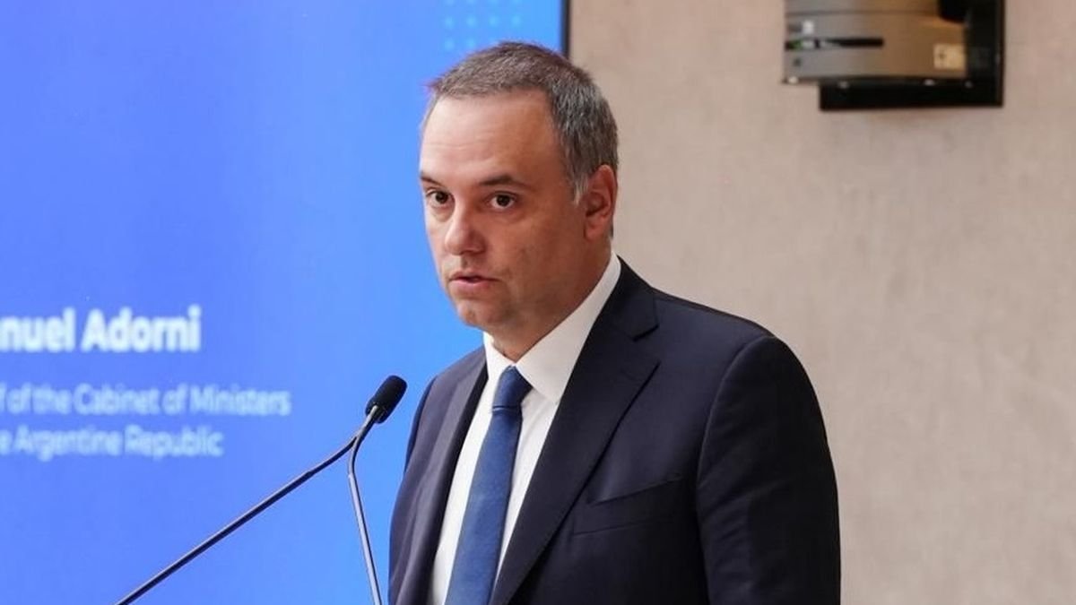 Viaje de Manuel Adorni a Punta del Este: revelan que los vuelos fueron pagados por una productora ligada a la TV Pública