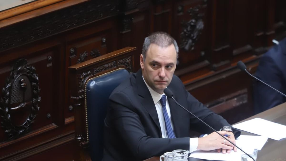 Un sondeo reveló que el 79% cree que Manuel Adorni debe dejar el Gobierno (pero la economía preocupa más)