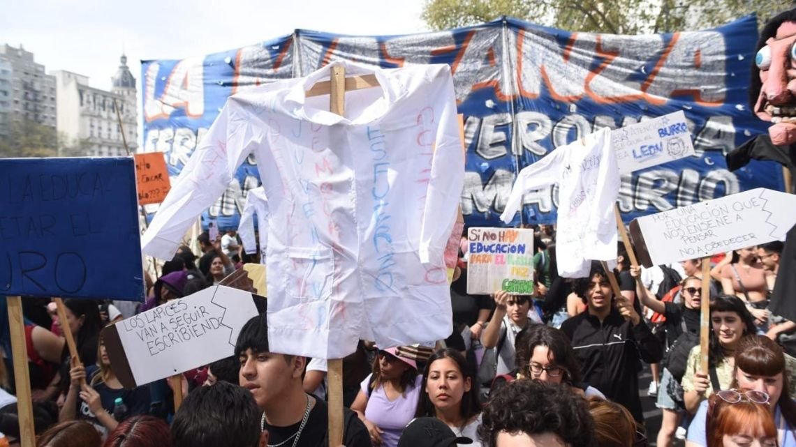 Desafío a la marcha universitaria: el Gobierno recortó ayer mas de 100 mil millones en ciencia y educación