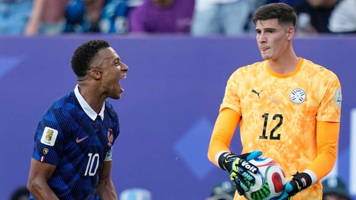 Final caliente: Kylian Mbappé ignoró el saludo del arquero paraguayo y éste reaccionó con un pelotazo