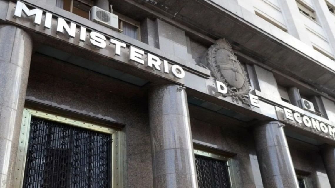 Finanzas lanza un canje de bonos dólar linked y busca despejar vencimientos de 2026