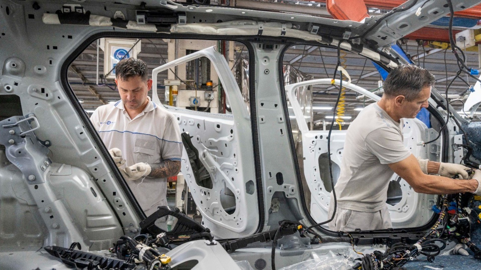 La industria automotriz cayó 13,6% en junio y 18,3% en el primer semestre del año