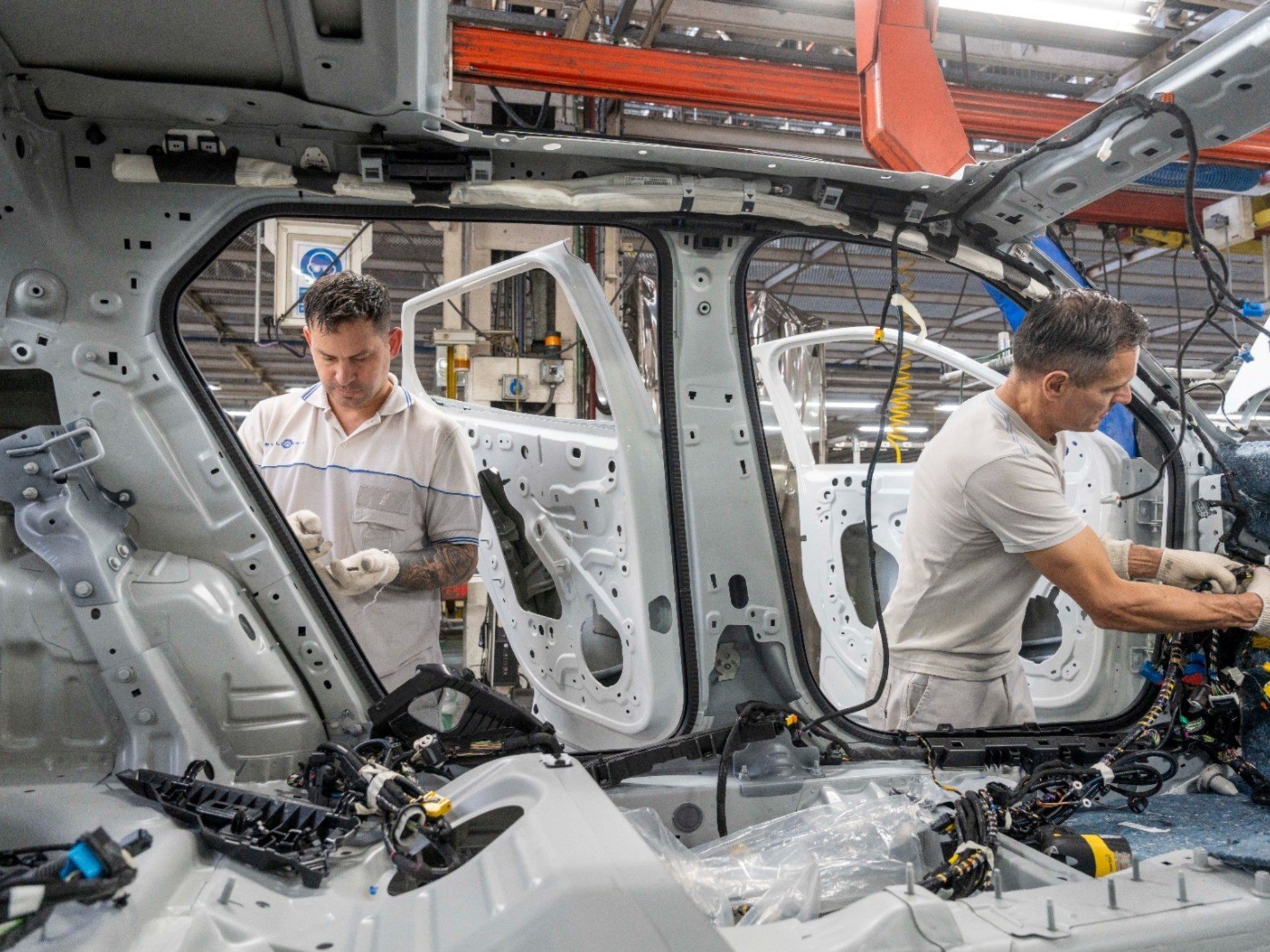 La industria automotriz cayó 13,6% en junio y 18,3% en el primer semestre del año