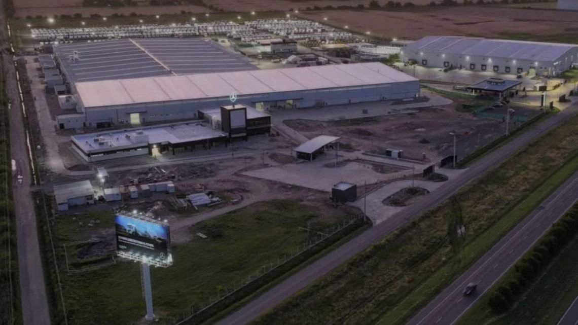 Con una inversión de US$ 110 millones, Mercedes Benz inauguró en Zárate su nueva planta de camiones y buses