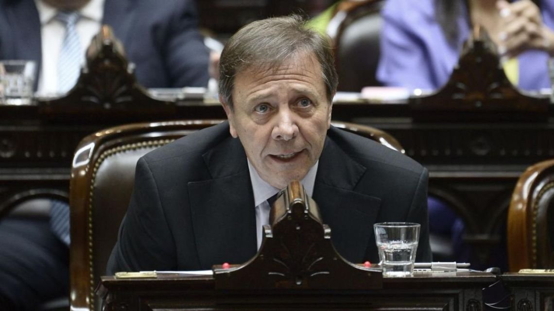 Zago: "Adorni en la vida política mintió, dijo que era blanco y terminó siendo un gris oscuro"