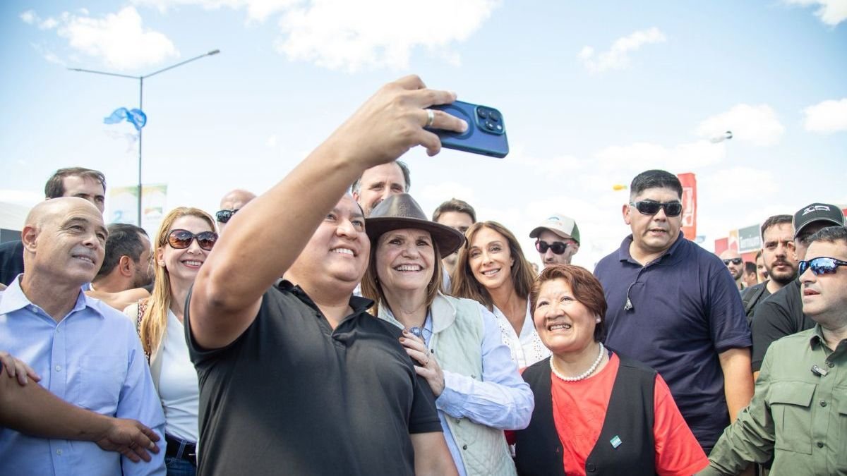 Patricia Bullrich se lanza en la Ciudad sin permiso de Karina Milei: recorrida por Lugano en modo candidata