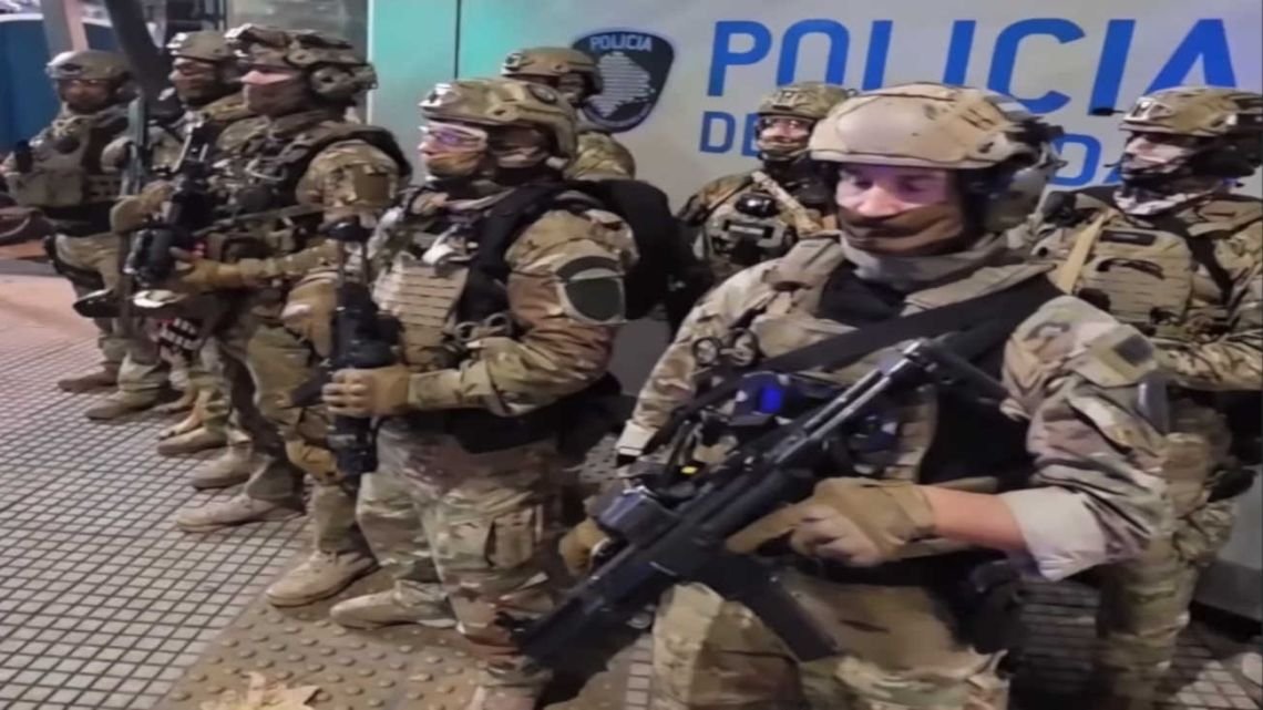 Operativo "Tormenta Negra" en villas porteñas: la Ciudad desplegó 1500 policías en controles simultáneos