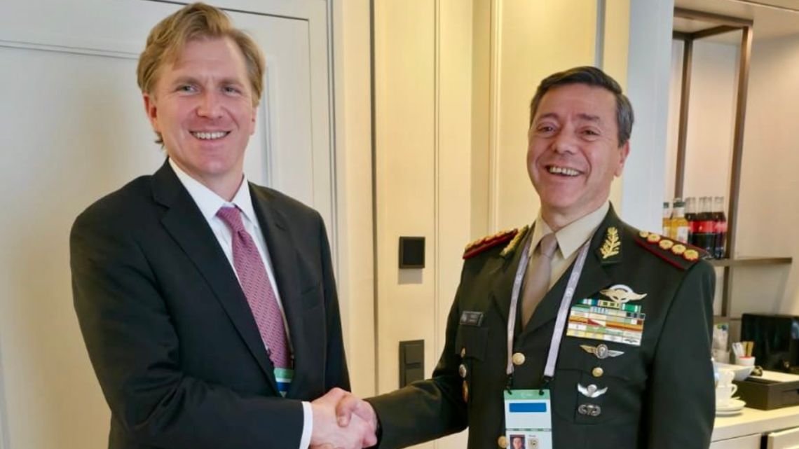 El ministro de Defensa se reunió con el subsecretario de Guerra de EE.UU. y confirmó los ejercicios militares en el país